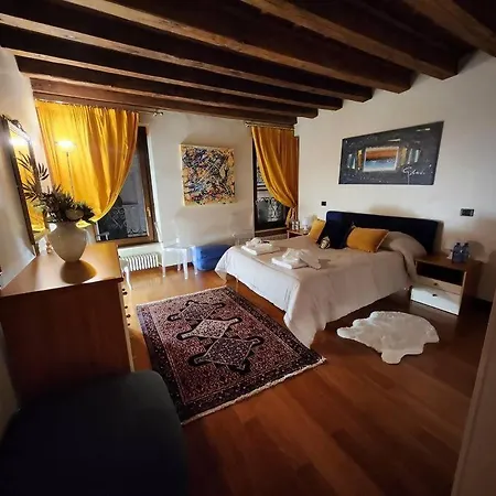 Apartment Juliets Bed Art *