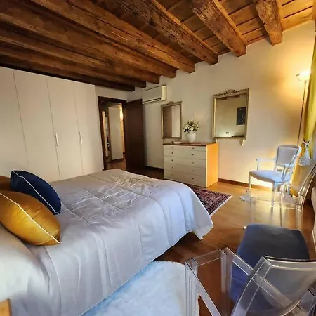 Apartment Juliets Bed Art Verona